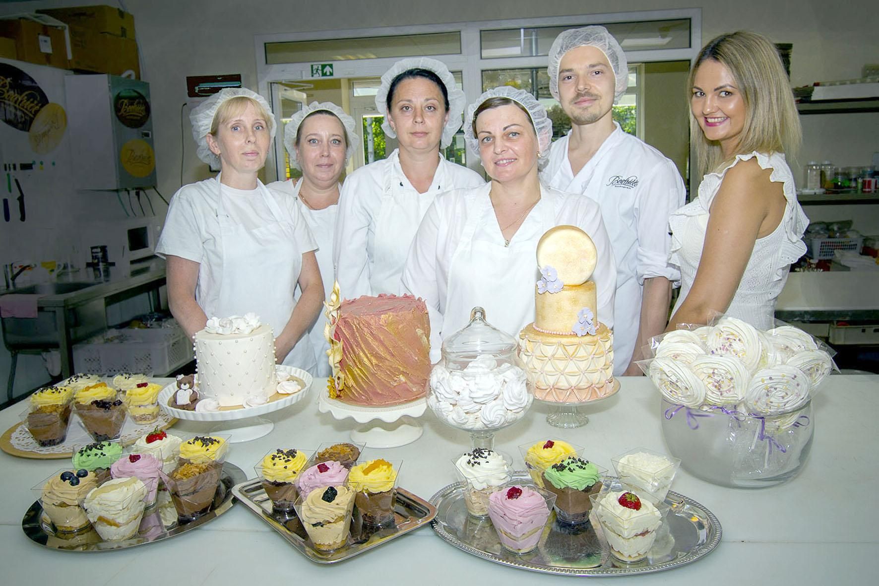 На снимке: (слева направо) Светлана Кузнецова, Татьяна Ухова, Рената Блидна, Анна Запёкинене, Орландас Тракимавичюс и Дорота Вайткунене.