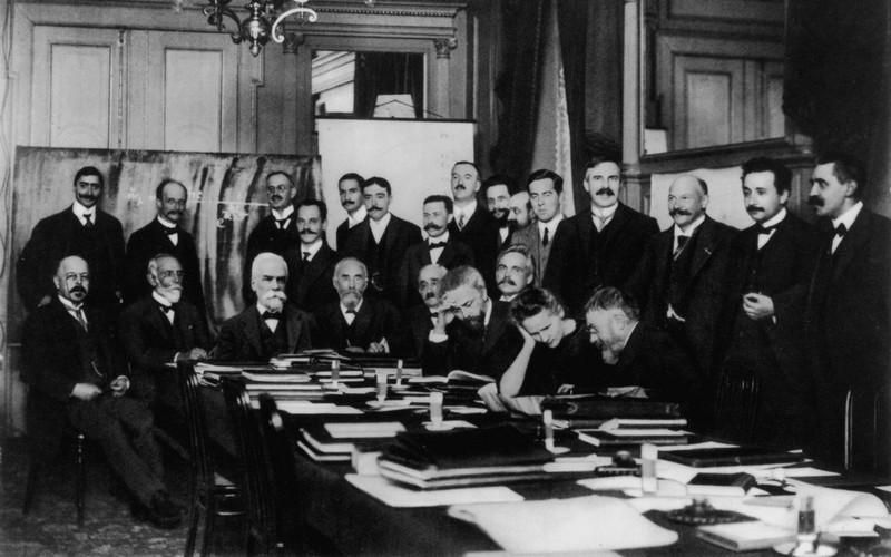 Эрнест Резерфорд на Сольвеевском конгрессе 1911 года (стоит 4-й справа)