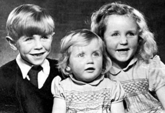 Стивен Хокинг и его сестры Филиппа и Мэри