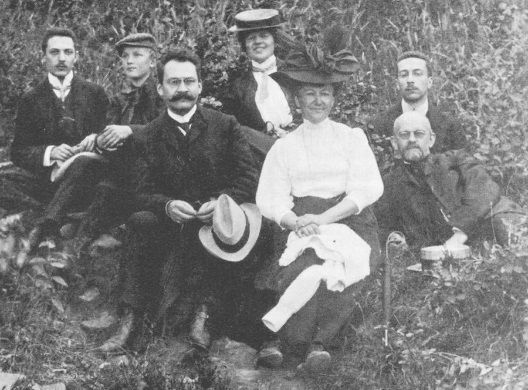 Герман Минковский (третий слева) и Давид Гильберт (справа на первом плане) в кругу друзей. 1900-е