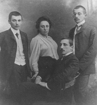 Эмми со своими братьями, 1918
