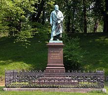 Памятник Гауссу в Брауншвейге с изображенной на нём 17-лучевой звездой