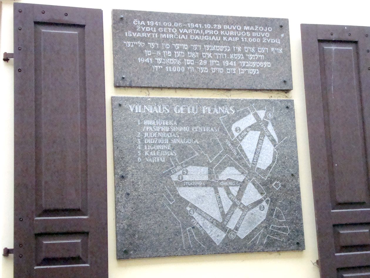 Мемориальная доска в Вильнюсе, на доме по улице Гаоно, 3, отмечает место, где с 6 сентября по 29 октября 1941 года были ворота «Малого гетто», через которые, как гласит текст, на смерть было отправлено свыше 11 тысяч евреев. На плите ниже план двух вильнюсских гетто.