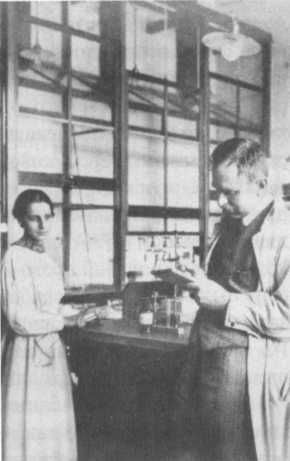 Отто Ган и Лиза Мейтнер в лаборатории Института кайзера Вильгельма в 1913 году.