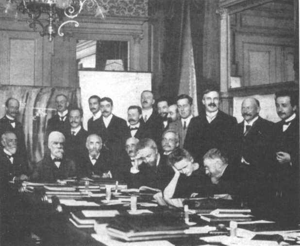 В 1911 году в Брюсселе (Бельгия) был организован первый Сольвеевский конгресс на тему «Радиация и кванты». На нем собрались значительные ученые эпохи, среди которых были Макс Планк (стоит, первый слева), Мария Кюри (сидит, вторая справа), Альберт Эйнштейн (стоит, первый справа) и Эрнест Резерфорд (стоит, третий справа).