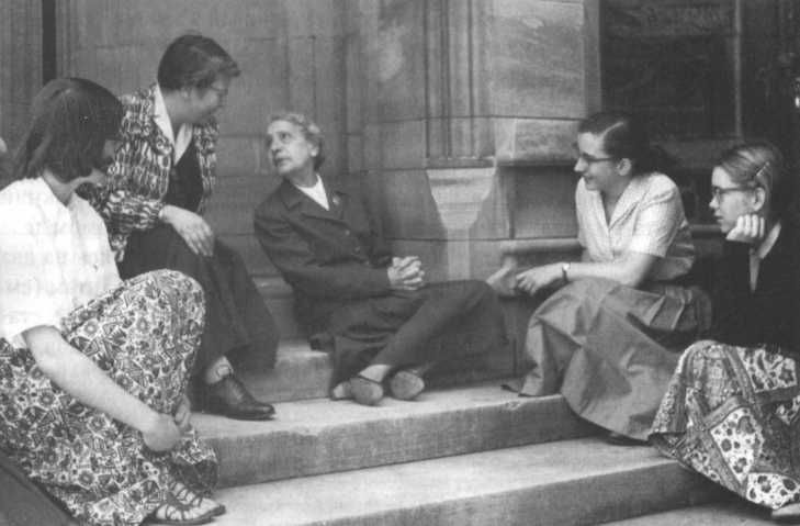 Мейтнер в 1959 году проводит свободную дискуссию со студентками в колледже Брин-Мор в Пенсильвании, США.