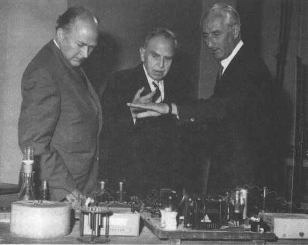 В 1962 году Отто Ган (в центре), Фриц Штрассман (слева) и Хайнц Габер реконструировали в Мюнхенском музее опыт по ядерному расщеплению 1938 года.