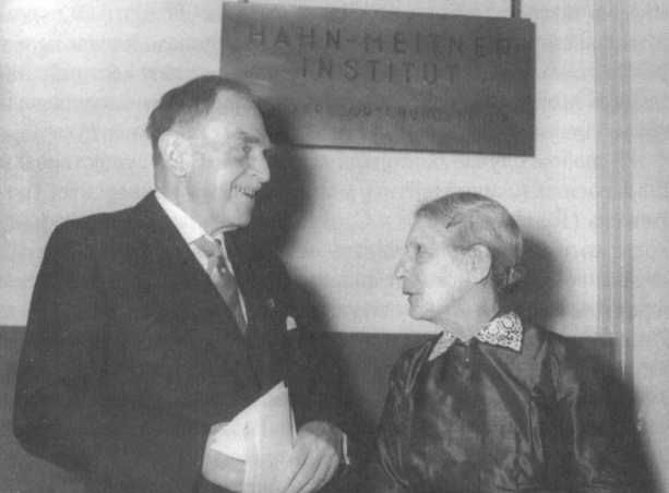 Отто Ган и Лиза Мейтнер на церемонии открытия Института ядерных исследований Гана — Мейтнер в Берлине 14 марта 1959 года.