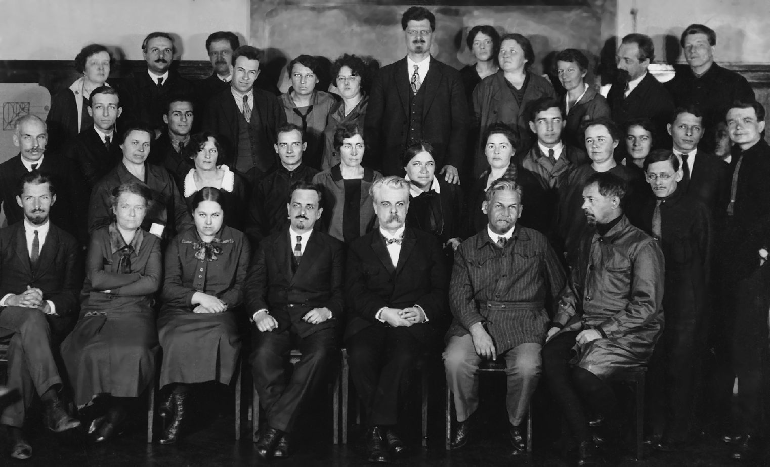 Н.К. Кольцов среди сотрудников своего института (1927 г.)