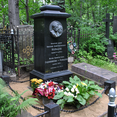 Памятник на могиле Н.К. Кольцова и М.П. Садовниковой-Кольцовой. Москва, Введенское кладбище. Фото 2017 г.