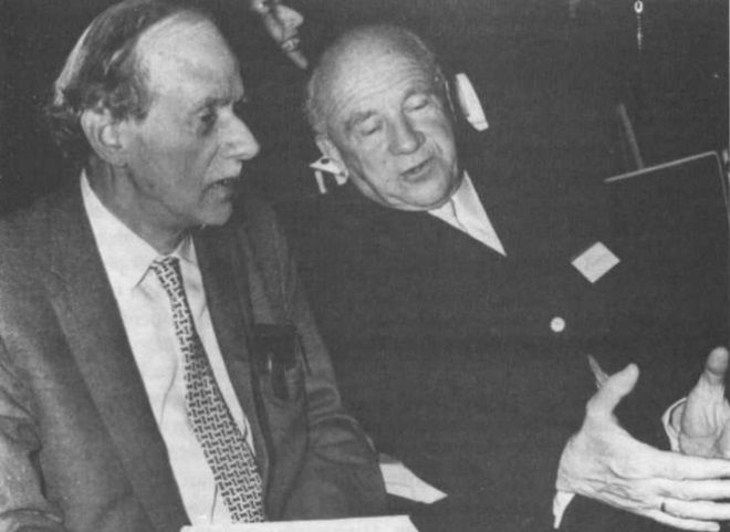 Два великих физика. Вернер Гейзенберг (справа) беседует с Полем Дираком во время 18-й ежегодной встречи нобелевских лауреатов в городе Линдау (Германия), 1968 год.