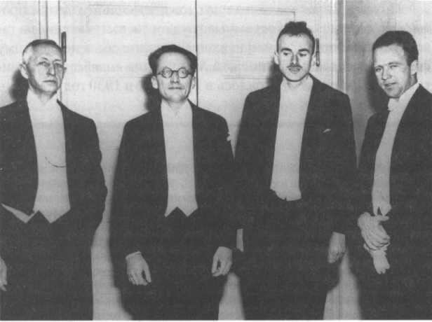 Четыре лауреата Нобелевской премии 1933 года. Слева направо: писатель Иван Бунин и физики Шрёдингер, Дирак и Гейзенберг.