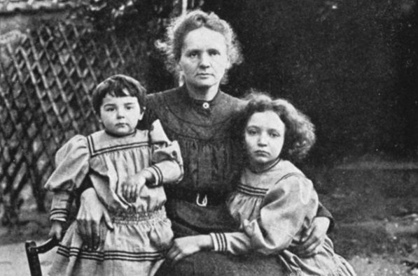 Мария Кюри с дочерьми Евой и Ирэн в 1908 году