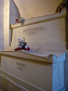 Надгробие на могиле Пьера и Марии Кюри в парижском Пантеоне