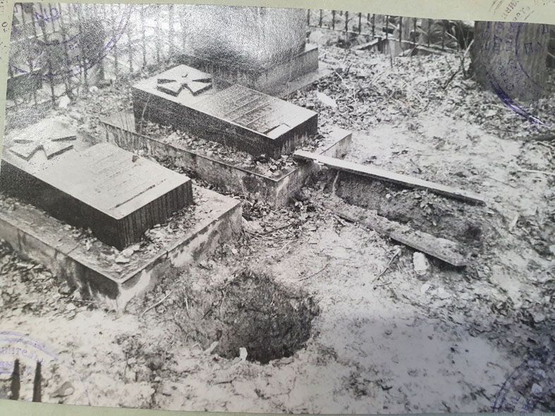 Осквернённые могилы Виктора и Леонида Квитницких (из материалов уголовного дела).
