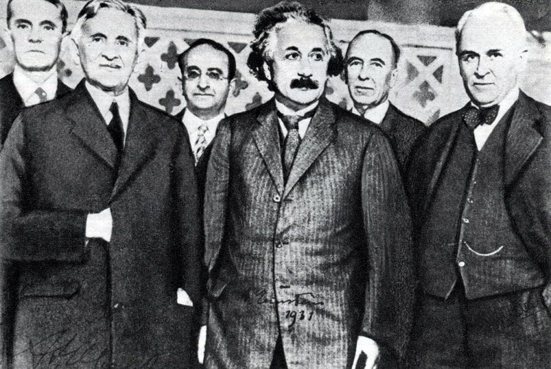 В 1931 году Майкельсон и Эйнштейн посетили Милликена. Майкельсон подтвердил теорию относительности Эйнштейна; Милликен доказал его квантовую теорию света.