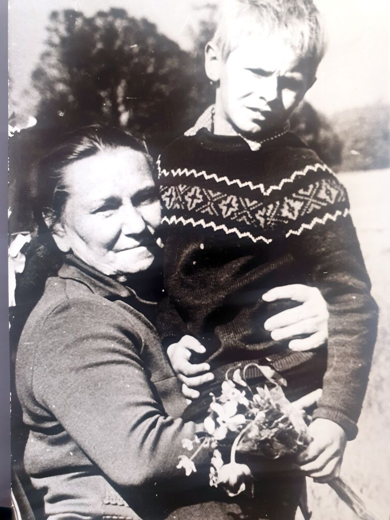 1975 год. Нина Скивко держит на руках внука своих спасителей Алоизаса. Сейчас А.Лукошюс работает водителем пассажирских автобусов.
