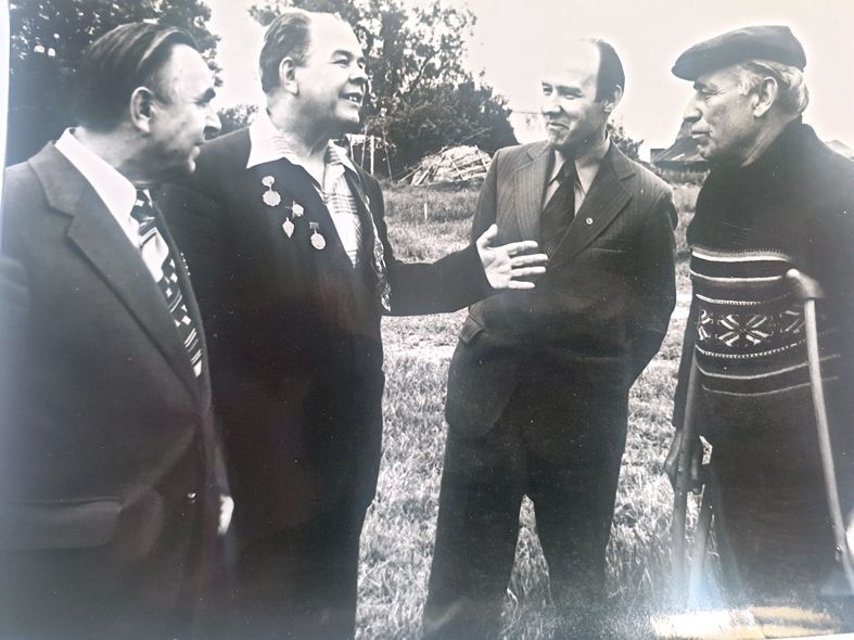 1980 год. Петрашин в Пришмончяй беседует с местным жителем. Р.Грейчюс (второй справа) в роли переводчика.