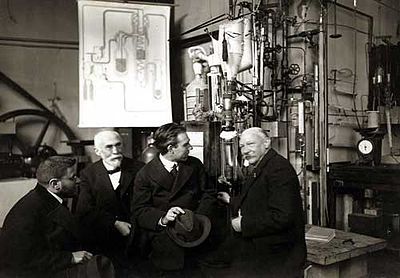 Пауль Эренфест, Хендрик Антон Лоренц, Нильс Бор и Хейке Камерлинг-Оннес в лейденской криогенной лаборатории (1919)