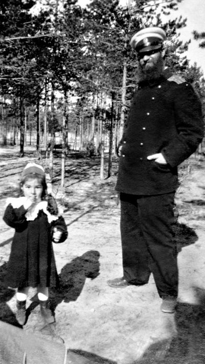 А. Н. Крылов с дочерью Анной, ставшей впоследствии женой П. Л. Капицы. 1904 год