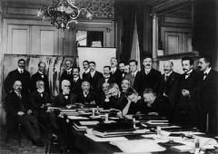 Участники первого Сольвеевского конгресса (1911) — величайшие умы своего времени, перевернувшие физику. Зоммерфельд стоит четвёртый слева.
