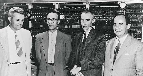 Слева направо: Джулиан Бигелоу, Герман Голдстайн, Роберт Оппенгеймер и Джон фон Нейман у компьютера IAS, который был использован в американском проекте водородной бомбы