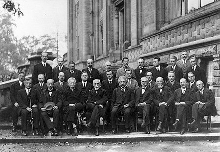 Участники Сольвеевского конгресса 1927 года. Дебай — крайний слева во втором ряду