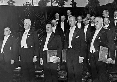 Нобелевские лауреаты 1936 года на вручении наград в Стокгольме. Слева направо: Отто Лёви, Генри Дейл, Петер Дебай, Карл Андерсон и Виктор Гесс