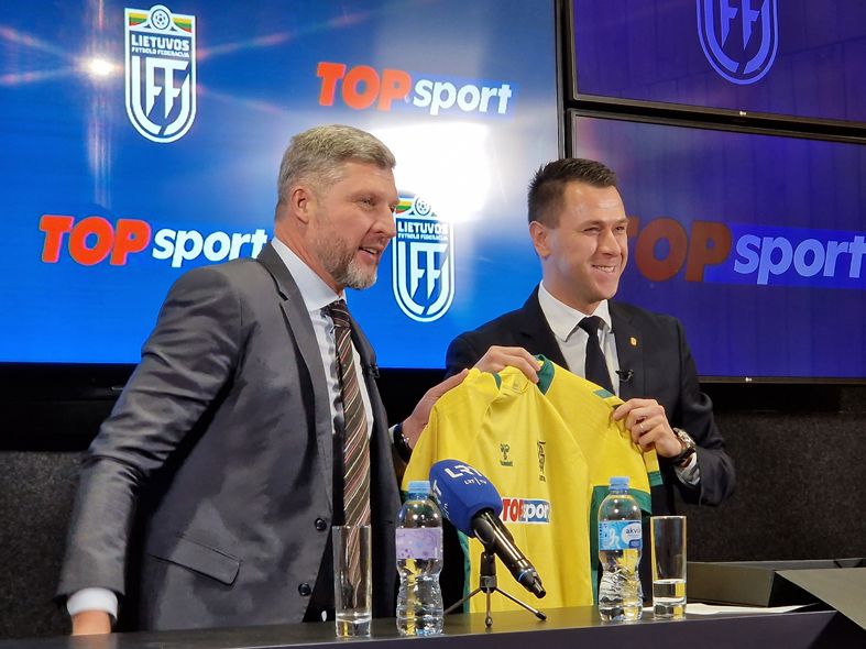 Директор TOPsport Гинтарас Станюлис (слева) и президент Литовской федерации футбола Эдгарас Станкявичюс