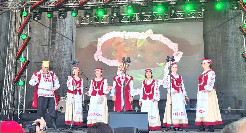 На Ратушной площади Вильнюса выступает клайпедский ансамбль «Купалiнка». Фото Николая Логвина