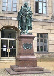Бронзовая статуя Митчерлиха в Берлинском университете имени Гумбольдта