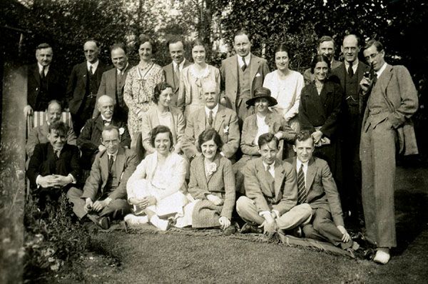 Сотрудники лаборатории У. Г. Брегга (сидит в центре); стоят — первый слева А. А. Лебедев, последний справа — Г. А. Гамов. 1931 год. Из архива академика А. А. Лебедева