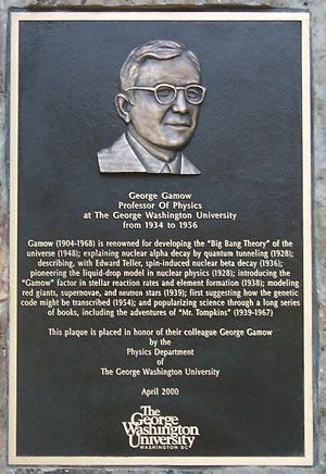 Мемориальная доска в честь Джорджа Гамова в Университете Джорджа Вашингтона.