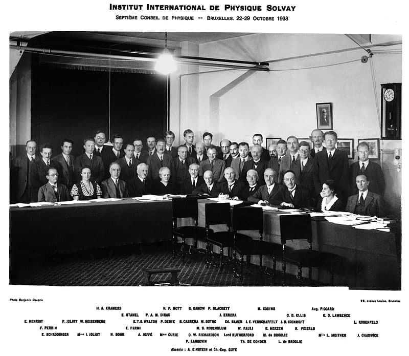 Участники седьмого Сольвеевского конгресса в Брюсселе. Г. А. Гамов стоит в центре в последнем ряду. 1933 год.