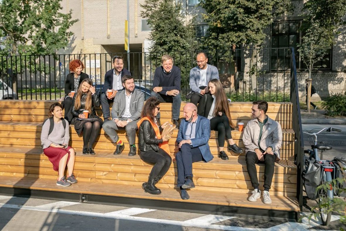 На снимке: мэр, главный архитектор и другие руководители Вильнюса посещают передвижные дворики DO architects.