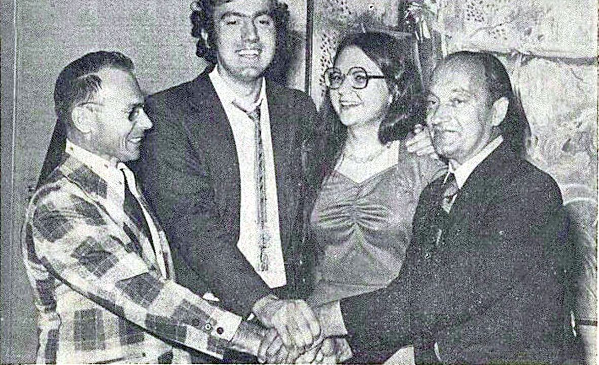 На пресс-конференции, состоявшейся в доме председателя Верховного комитета освобождения Литвы (ВКОЛ) К. Ю.Валюнаса в Нью-Йорке в сентябре 1976 года, встретились (слева направо) моряк С.Кудирка, А.Бразинскас, его жена Б.Миляускайте-Бразинскене и П.Бразинскас. Фотография опубликована в литовской газете «Келейвис» в США.