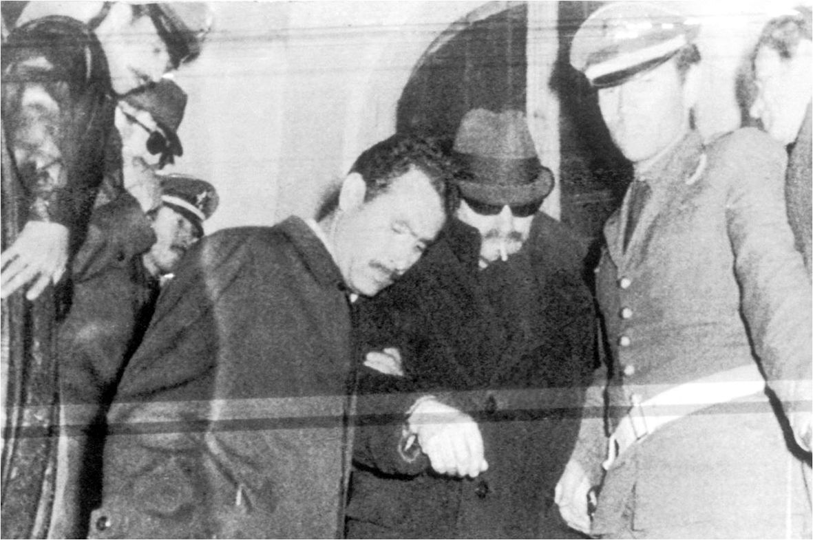 Пранас Бразинскас (в чёрных очках) после допроса покидает полицейский участок в Турции.