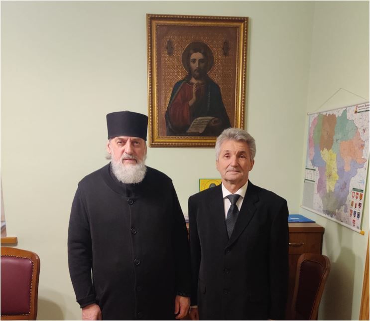 С.Бусарев подарил один из экземпляров каталога митрополиту Виленскому и Литовскому Иннокентию (справа).