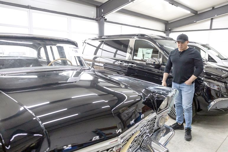 Знаменитая «Чайка» – это советский лимузин, выпускавшийся с 1959 по 1981 год, на нём ездила советская элита. По словам представителя компании Ричардаса Шимкуса, автомобиль, имеющий множество хромированных деталей, после реставрации будет выглядеть аутентично.