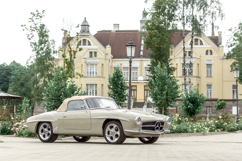 Родстер в стиле ретро «Mercedes Benz Gullwing». Автомобиль был сделан для актёра Брюса Уиллиса. Позже его приобрёл принц Марокко