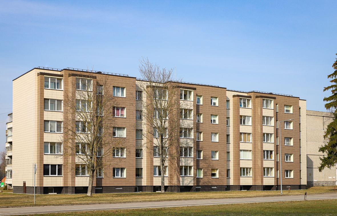 Многоквартирный дом по ул. Майронё, 30, Казлу-Руда, после ремонта. Фото APVA из архива BETA