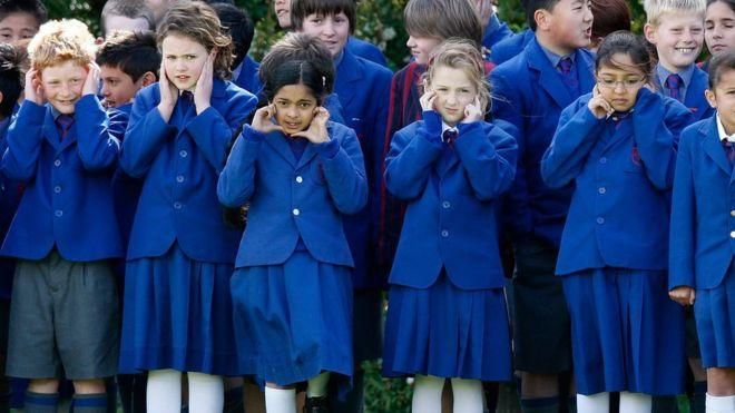 В большинстве школ Новой Зеландии по-прежнему сохраняется традиционная школьная форма, разная для мальчиков и девочек.