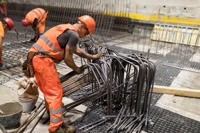 Дорожные рабочие укладывают арматурную сталь в туннеле между Беллинцоной и Лугано. (Keystone)