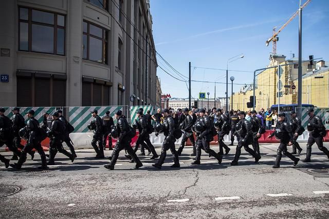 Полицейские возле здания администрации президента РФ в Москве. 29 апреля 2017 года Фото: Евгений Фельдман для «Медузы»