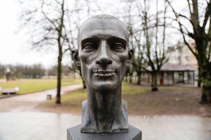 Памятник Павленскому в Вильнюсе фото:gazeta.spb.ru