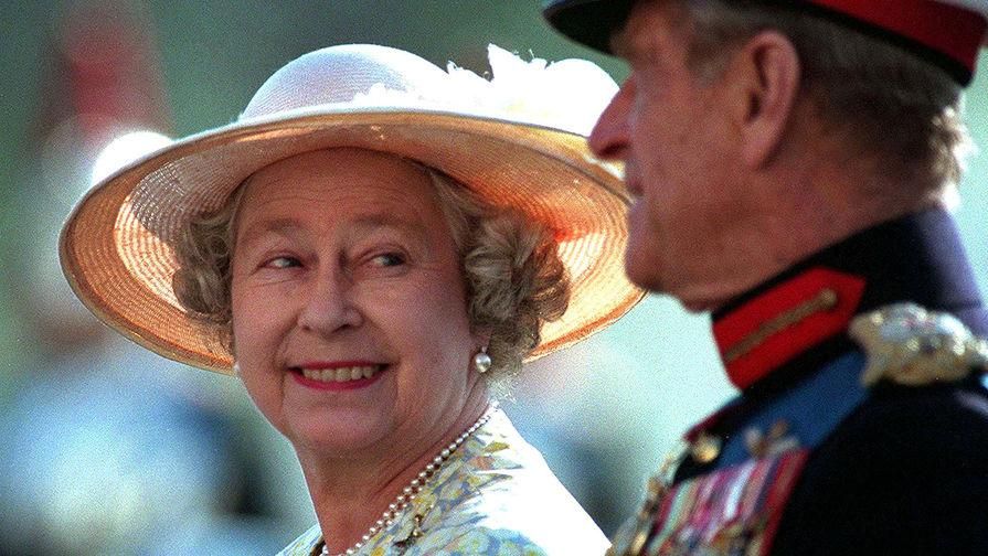 Королева Елизавета II и принц Филипп на параде в Лондоне, 1996 год