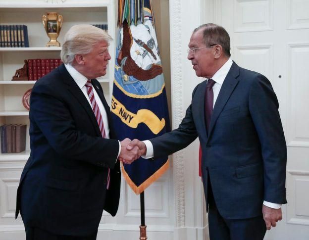 фото:EPA Image caption Трамп сболтнул секретную информацию во время встречи с Сергеем Лавровым в Овальном кабинете, утверждает Washington Post
