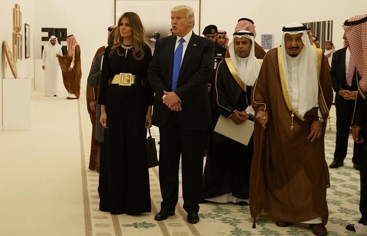 Меланья Трамп, президент США Дональд Трамп и король Саудовской Аравии Сальман бен Абдель Азиз Аль Сауд © AP Photo/Evan Vucci