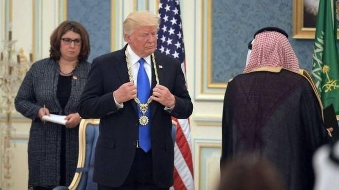 фото: AFP/GETTY IMAGES Image caption В Эр-Рияде Трампу вручили высшую награду Саудовской Аравии за гражданские заслуги - орден короля Абдель-Азиза