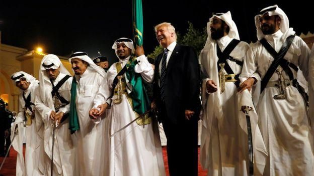 фото:REUTERS Image caption В Эр-Рияде Трампу устроили богатую программу, включавшую танец с саблями